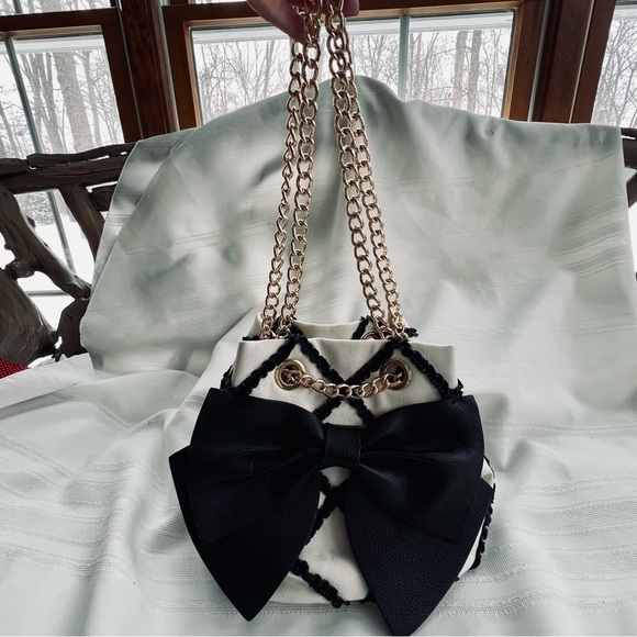 💥SALE💥 Betsey Johnson Bow Satchel Pebble Texture Faux Leather Gold Chain EUC - Picture 11 of 16
